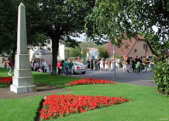 2007, Parade passing the Robertson Memorial
