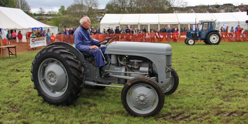 2018, Neilston Show, vintage tractors
Same tractors, different year, only the drivers seem to age.
