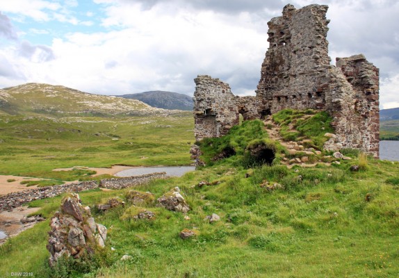 The ruins of Ardvreck Castle
This view of Ardvreck shows just how little of it is left.  Built around 1590 by the Clan Maclead who owned much of the Assynt area of Sutherland.  Clan Mackenzie  attacked the castle in 1672 and took control of the MacLeod lands.  The MacKenzies built a large house nearby in 1726 but it burnt down only 10 years later in mysterious circumstances, perhaps a Macleod with a grudge! [url=http://streetmap.co.uk/map.srf?X=224057&Y=923655&A=Y&Z=120/] Map location. [/url]
