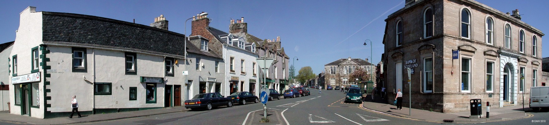 Avenue Square, Stewarton
Looking up Avenue square towards the Library in Stewarton.
