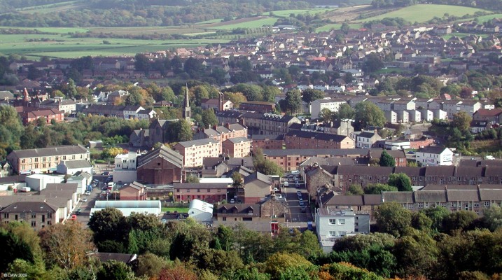 Barrhead town centre from Fereneze hills, 2006
The tall steeple near the centre of the picture is that of the Bourock Parish Church, the new one to the right of that is the Arthurlie Church.  On the left hand side you can also see the tower of the old Burgh Hall.  Since this was taken in 2006 the old just below the Bourock steeple has burnt down and been demolished.  [url=http://www.streetmap.co.uk/map.srf?X=249241&Y=659295&A=Y&Z=115/] Map location. [/url]
