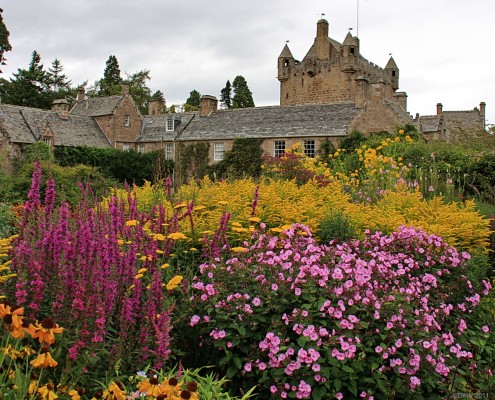 Cawdor Castle and garden
Even on a dull day like this is there always lots of colour in the [url=http://www.cawdorcastle.com/gardens/index.cfm/] gardens [/url] surrounding the Castle.

