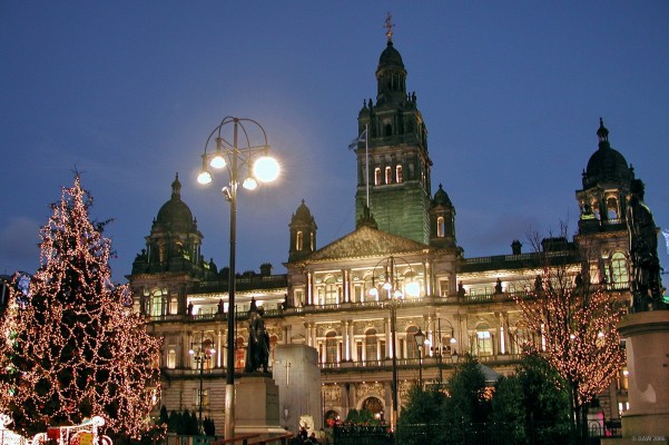 Glasgow City Chambers at Christmas
The War Memorial can be seen just in front of the City Chambers with one of its lions in the spotlight.
