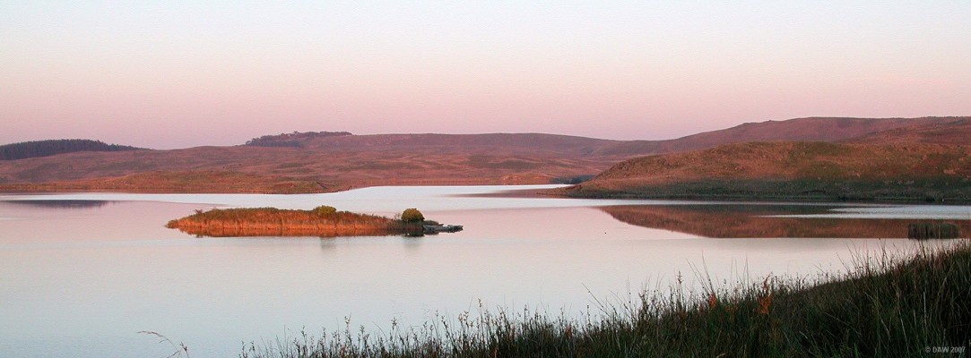 Harelaw Dam
The last rays of the evening sun catch the hills around Harelaw Dam.  [url=http://www.multimap.com/map/browse.cgi?lat=55.7527&lon=-4.4367&scale=25000&icon=x/]Map location.[/url]
