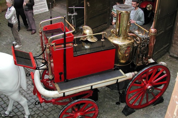 Old Fire Station, Greenock
A horse drawn water pump displayed by the Fire Brigade Preservation Society at the old Fire Station below the Municial Buildings at Greenock during the 'Doors Open' day in 2006.
