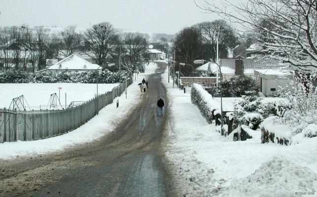 Kingston Road, Neilston
A view down Kingston road after a heavy snow fall in March 2006.  The bowling Green can just be seen on the right hand side.   [url=http://www.streetmap.co.uk/map.srf?X=247864&Y=656847&A=Y&Z=110/] Map location. [/url]
