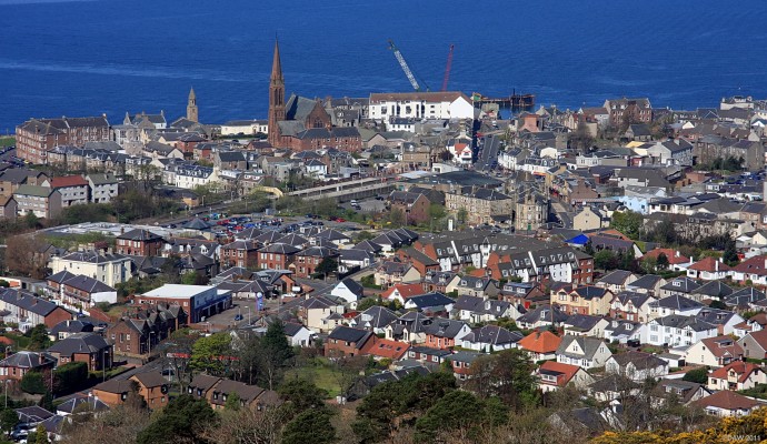 Largs Town Centre, 2009
Looking down from Castle Hill to Largs town Centre. [url=http://www.streetmap.co.uk/map.srf?X=221407&Y=658518&A=Y&Z=115] Map location. [/url]
