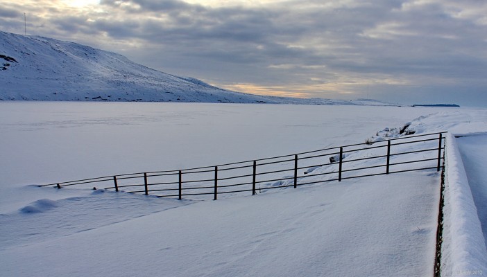 Long Loch, winter 2010
Looking down Long Loch from the dam wall.  James's Hill is on the left. [url=http://www.streetmap.co.uk/map.srf?X=248364&Y=653262&A=Y&Z=115/] Map location. [/url]
