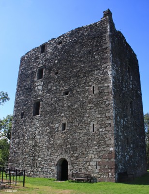 The main Tower, Cardoness Castle, Gatehouse of Fleet
It is thought the first castle built here was timber in the 1100s.  The buildings that are left standing today date from the 1400s and were built McCulloch family.
