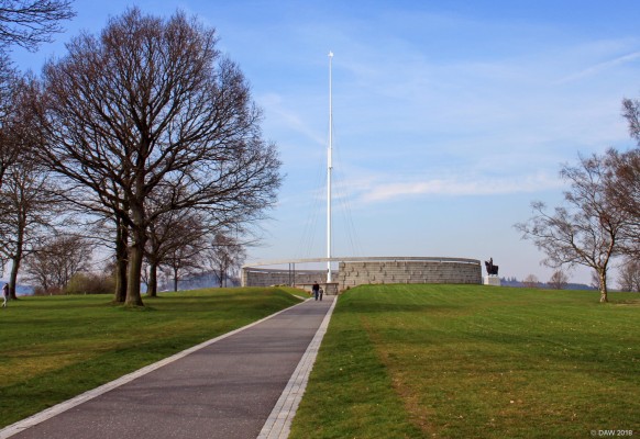 The Bannockburn Monument
Built in 1964 to commemorate the 650th anniversary of the battle of Bannockburn.  The monument is Category A listed which meant that in 2014 when the adjacent visitor centre was completely demolished and rebuilt they weren't allowed to touch this.  Some would have been happy if the same had happened to this, one of its few redeeming features is the Statue of Bruce on his horse.
