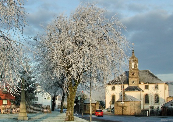 Neilston Parish Church, winter 2005
A hard frost gives everything a winter look, the Robertson Memorial is on the left and behind that is the village Christmas tree.
