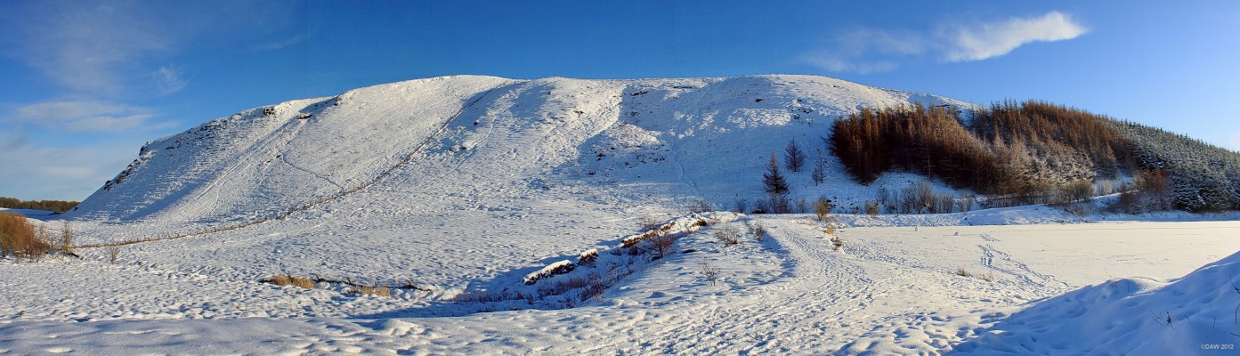 North side of Neilston Pad, 2010
On the right is the snow covered Craighall Dam. [url=http://www.streetmap.co.uk/map.srf?X=247225&Y=655210&A=Y&Z=115/] Map location. [/url]
