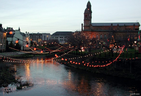 The River Cart, Christmas 2004, looking towards Paisley Cross with the Town Hall on the right.
