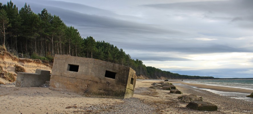 Roseisle Beach, Burghead Bay
A view along the beach at Burghead Bay looking towards Kinloss.  [url=http://www.streetmap.co.uk/map?X=309992&Y=865375&A=Y&Z=115&ax=310262&ay=865770/] Map location. [/url]
