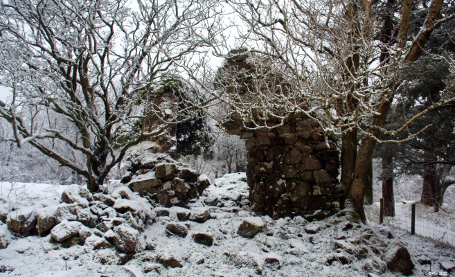 Ruins of Cowden Hall, Neilston
What is left of the original 14th century Cowden Hall.  [url=http://streetmap.co.uk/map?X=246692&Y=657154&A=Y&Z=115/] Map location. [/url]
