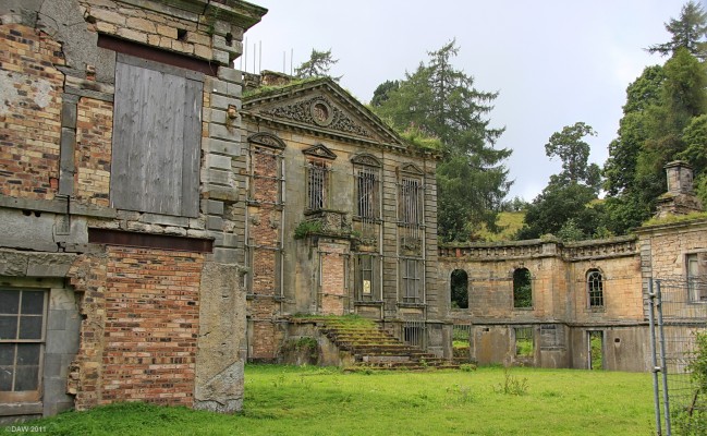 Mavisbank House, Loanhead, 2009
A view of the front of [url=http://www.mavisbank.org.uk/] Mavisbank House [/url] with a corner of the south wing on the left and the north wing on the right.

