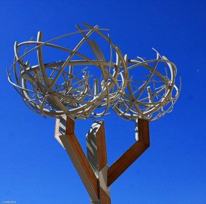 Sculpture, Barrhead
This Sculpture is the work of Glasgow based Iain Kettles and Susie Hunter and is said to depict a tree with nests.  It stands outside the Barrhead Health Centre on the main street
