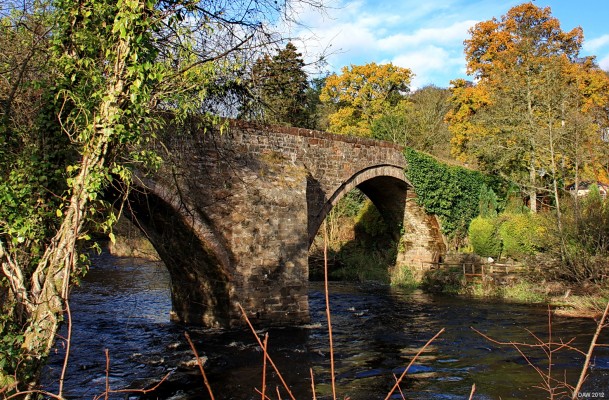 The old bridge, Sorn
The Auld Brig dates from the early 18th century  is opposite the Church.  The money to build the bridge is said to have been raised by The Rev. Steel who was minister between 1736 and 1751.  Apparently one of the congregation had drowned when fording the swollen river to attend a service.  [url=http://www.streetmap.co.uk/map.srf?X=254967&Y=626697&A=Y&Z=115/] Map location. [/url]
