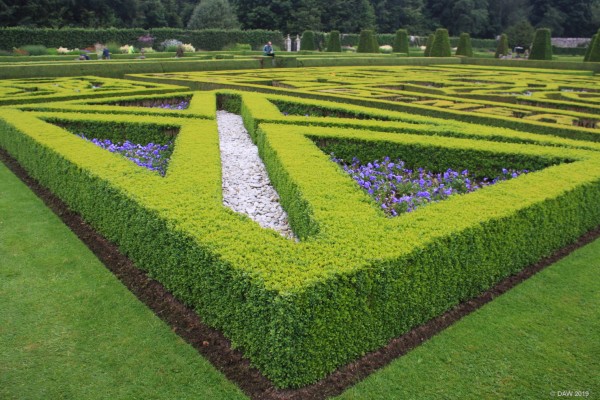 Pitmedden Gardens, Aberdeenshire
St Andrews Cross in Box Hedge.
