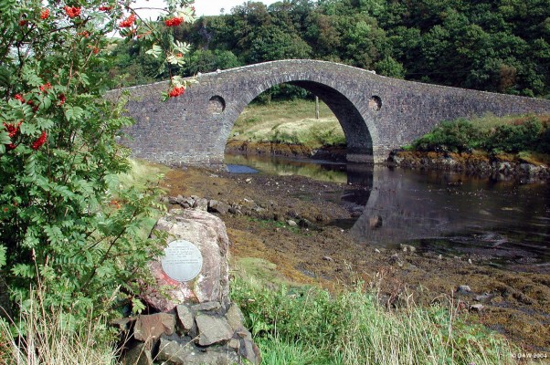 The Atlantic Bridge, Seil
The plaque commorates the 200th anniversary of the bridge in 1992.  It reads:
'Lest your tomorrows become, in time, forgotten yesterdays'
