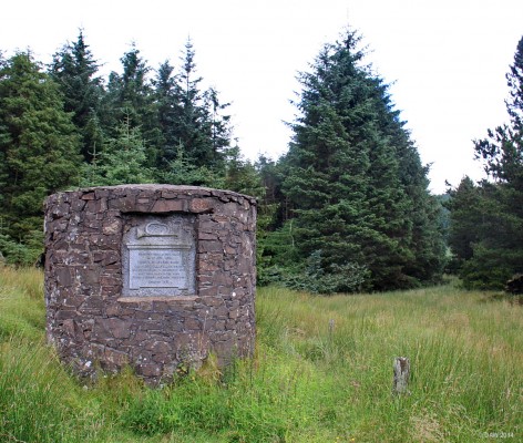 The Postie Stone, near Moffat
As you drive at speed along the modern A701 north of Moffat you might get a glimpse of this Memorial at the side of the road.  It commemorates a bleak night in 1831 when the driver and guard of the horse drawn Edinburgh to Dumfries Mail Coach lost their lives in a snow storm at this remote spot in an attempt to get the mail through.  If you take walk round the grave yard in the centre of Moffat you'll find an impressive gravestone for the two men.
