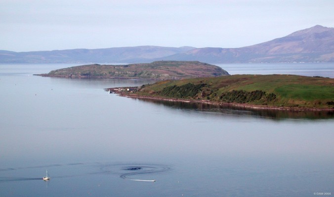 The Wee Cumbrae viewed from Castle Hill, Largs
The Great Cumbrae is in the foreground, the old Keppel pier can be seen at its left extreme.  This is now a marine biology research station operated by the University of London.  The Wee Cumbrae Castle can be cleary seen and if you look at Arran behind its even possible to make out the houses of Brodick.
