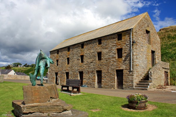 The old fishing store, Dunbeath Harbour
The man with the over sized salmon on his back is "Kenn and the Salmon" from the book "Highland River" by the writer Neil Gunn who was born in Dunbeath 1881. [url=http://streetmap.co.uk/map.srf?X=316568&Y=929420&A=Y&Z=115/] Map location. [/url]
