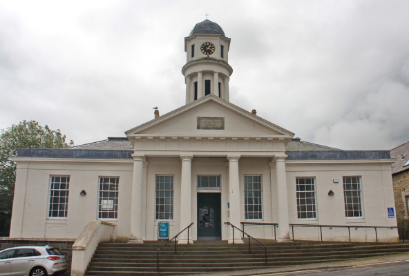 Thurso Library, 2019
The building was constructed in 1862 as the Miller Institute and was later turned in the Library and Swanson Gallery.  It is quite an imposing building standing at the end of Sinclair Street.  It underwent a £1m refurbishment in 2015 after structural problems were found during the removal of asbestos.
