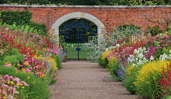 The Walled Garden, Floors Castle
[url=http://www.streetmap.co.uk/map.srf?X=370721&Y=634567&A=Y&Z=115/] Map location. [/url]
