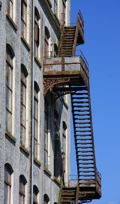 Crofthead Mill, Neilston
The fire escape on the former Crofthead Mill.  I think the fire would need to be pretty bad before I'd want to try these stairs.
