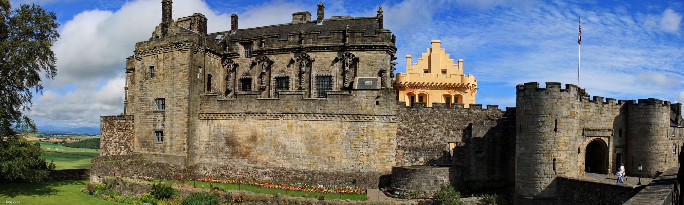 Stirling Castle
On the right is the forework and entrance into the main Castle.  On the extreme left is the Prince's Tower and the Royal Palace is to the right and the cream coloured building showing above the ramparts is the Great Hall.

