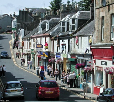 Main Street, West Kilbride
Looking up Main Street in West Kilbride.  Taken during the Scarecrow festival, if you look closely above the shops you'll see all sorts of stange characters.
